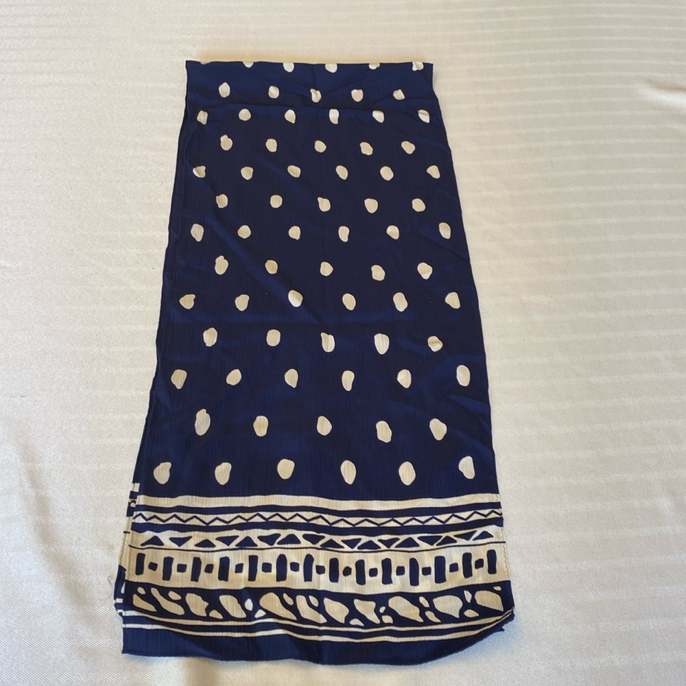 Excellent condition: vintage blue/white pattern scarf